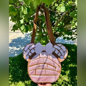 Concha Mouse with Bow Crossbody Bag